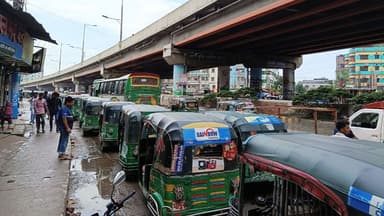 Long queues at CNG stations amid gas crisis, drivers wait for hours