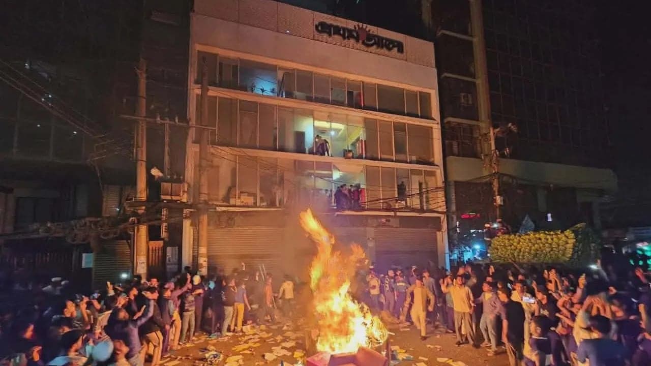 Prothom Alo and Daily Star offices come under attack