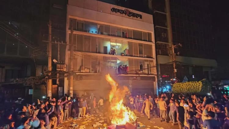 Prothom Alo and Daily Star offices come under attack