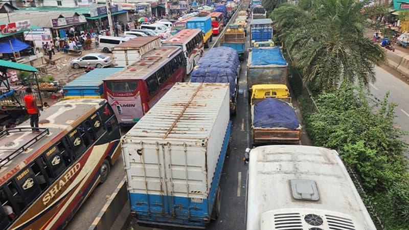 Massive traffic as Nabinagar-Chandra highway blocked for 24 hrs