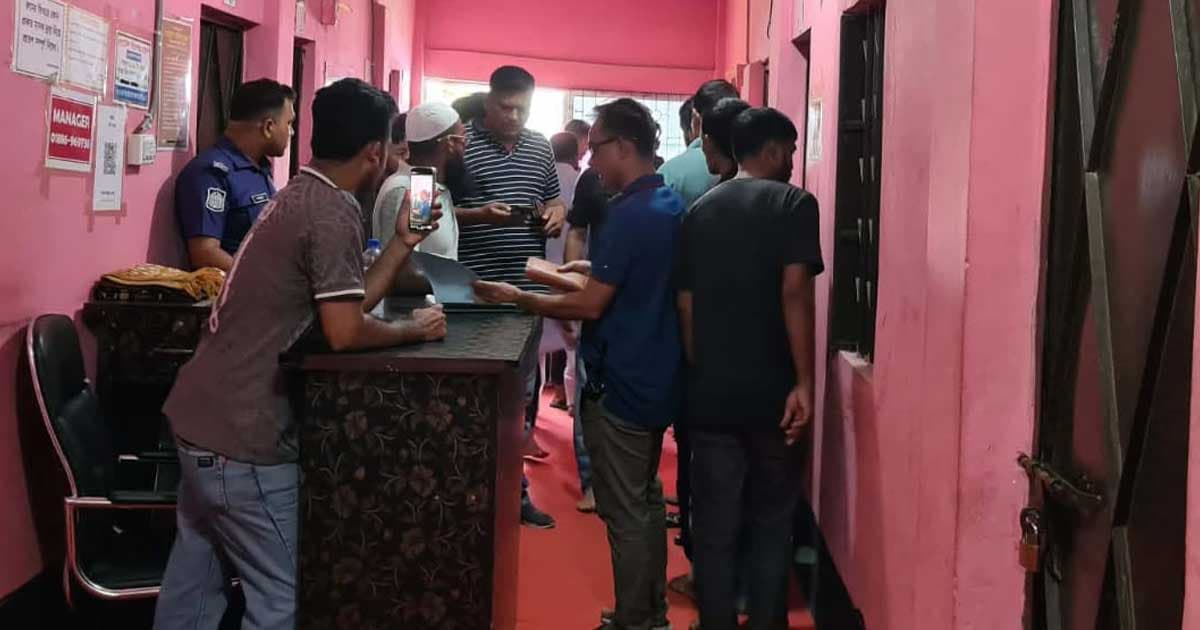 Police SI found hanging in hotel room, wife found bleeding