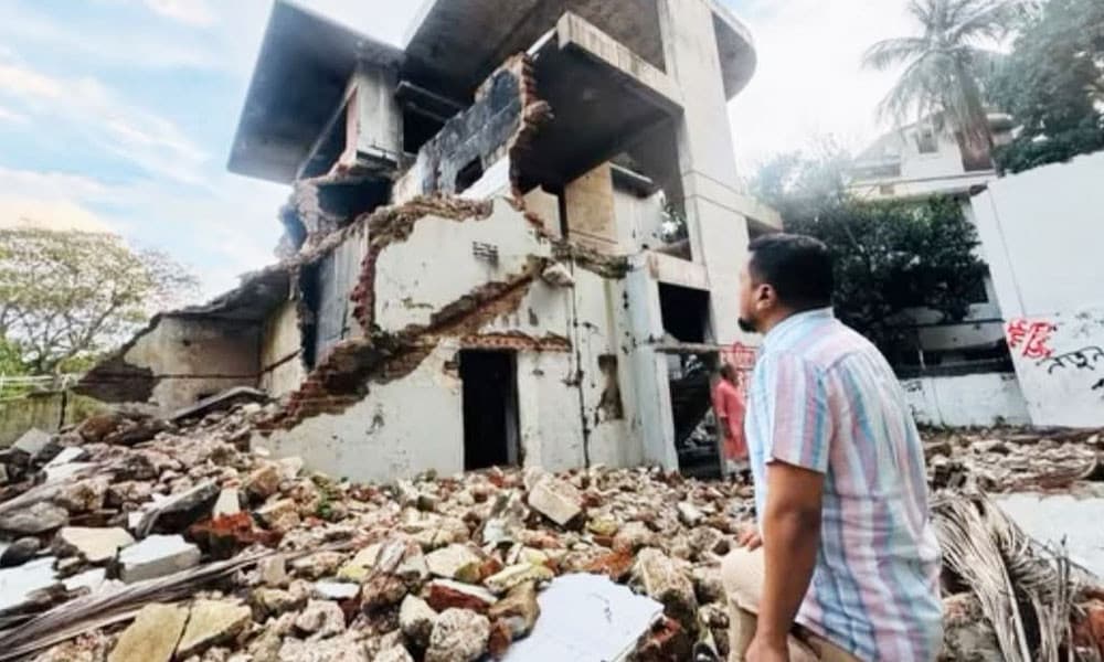 Jubo League leader detained while visiting Dhanmondi 32