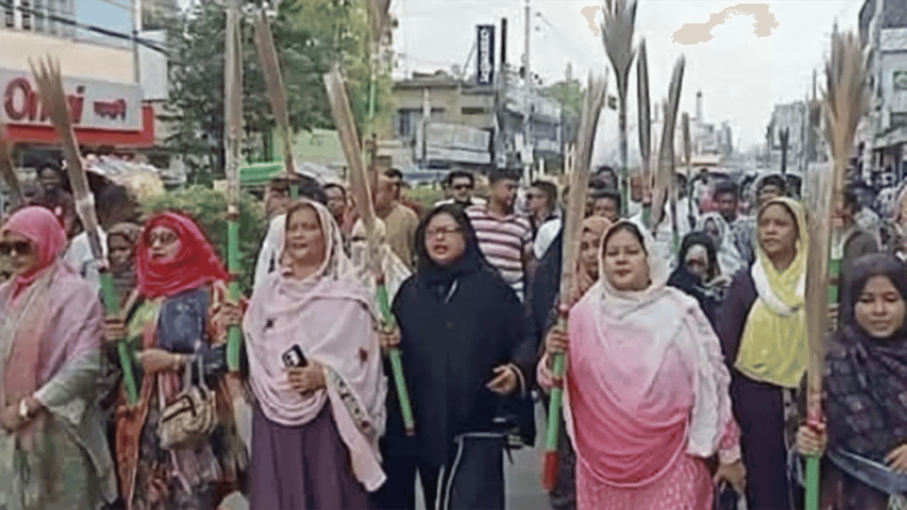 Broom procession against Amir Hamza in Kushtia
