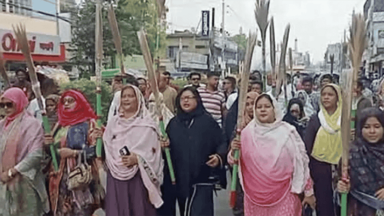 Broom procession against Amir Hamza in Kushtia