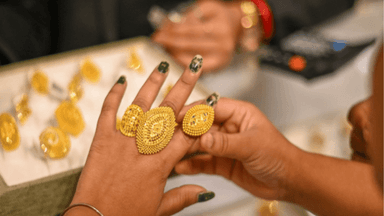Gold price drops in local market following global trend