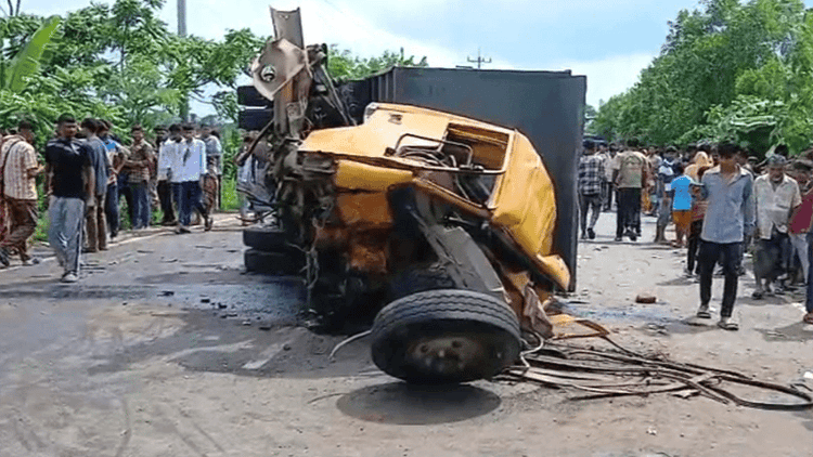 3 killed, 20 injured as bus, dump truck collide in Gopalganj