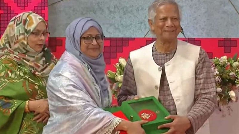 Chief Adviser presents Independence Award