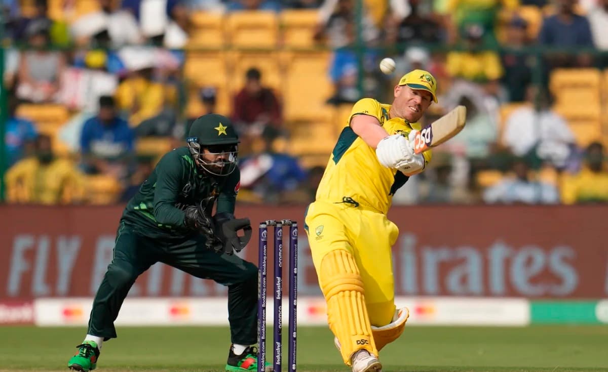 Warner, Marsh guide Australia to 367 against Pakistan