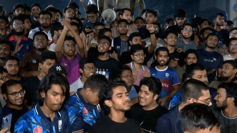 BUET students hold midnight protest against insults to engineers