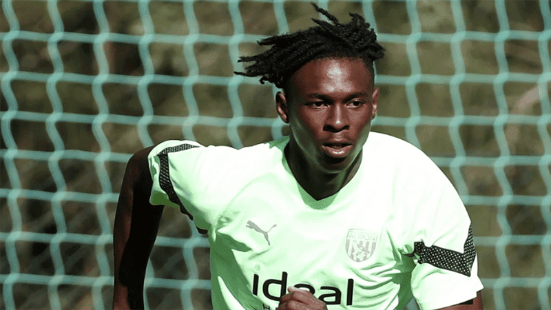 Portuguese footballer dies on pitch during friendly match