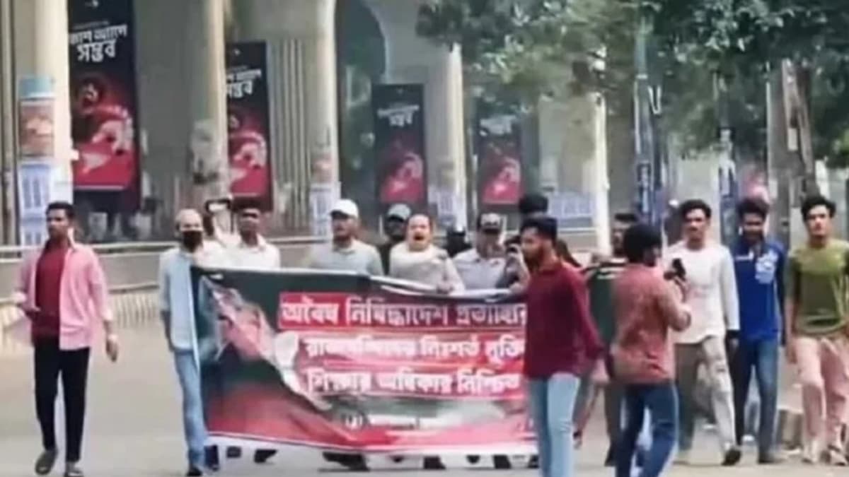 Banned BCL holds brisk procession at DU, 2 held