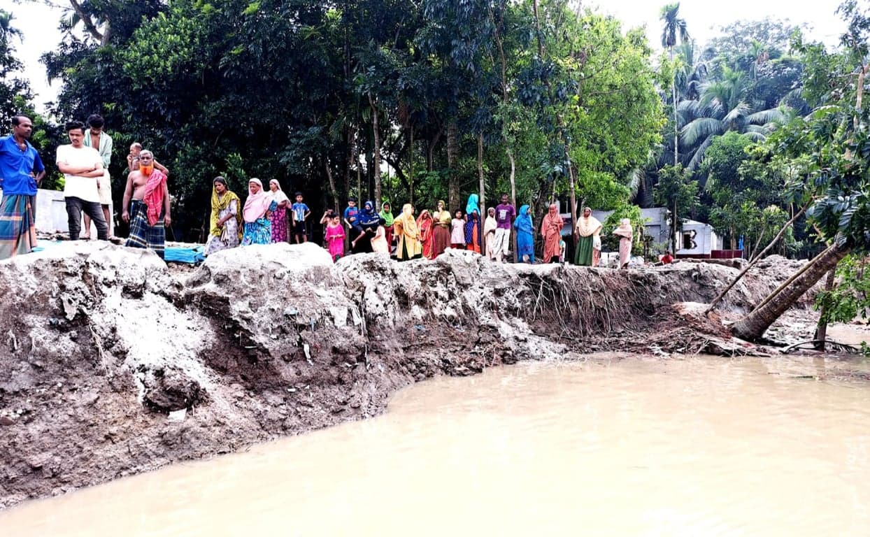 Nabaganga river erosion forces villagers to abandon homes in Narail