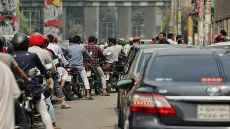 Fuel crisis panic grips Dhaka: Long queues, suffering at pumps
