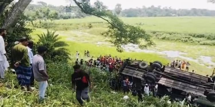 Bus loses control, falls into ditch in Faridpur, 23 injured