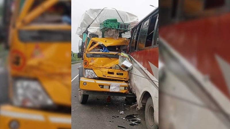 1 killed, 6 injured as truck rams stationary bus on Dhaka-Mawa expressway