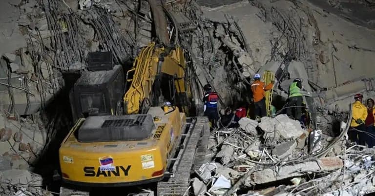 Venezuela earthquake death toll rises to 920, over 50,000 still missing