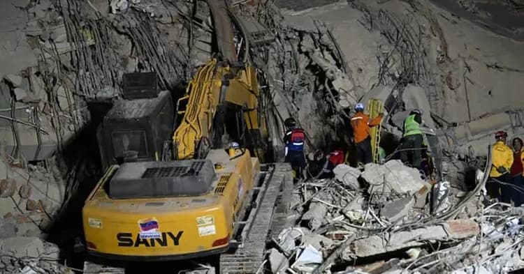 Venezuela earthquake death toll rises to 920, over 50,000 still missing