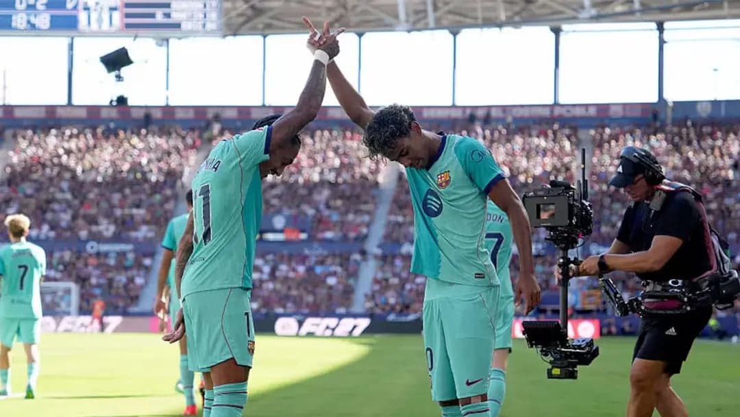 Raphinha touches Messi at the start of La Liga