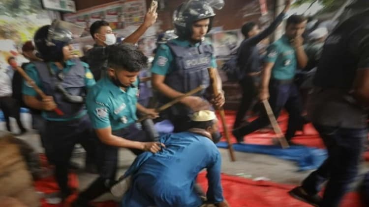 Police charge batons on non-MPO teachers