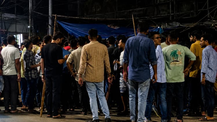 20 injured as Chhatra Dal-Jubo Dal clash over stalls in New Market footpath