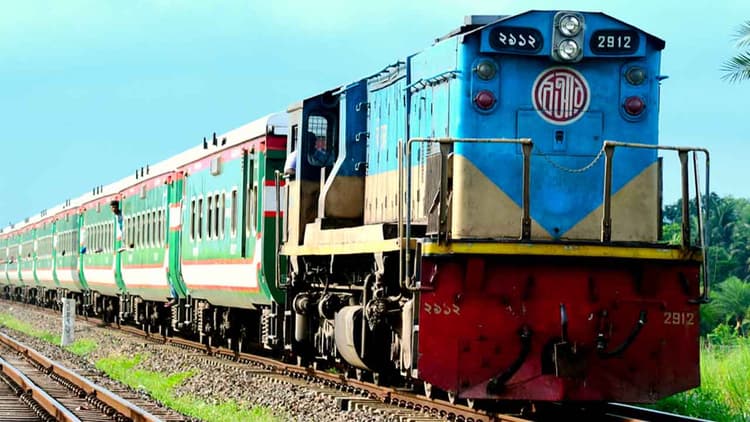 Police constable loses both legs while disembark from moving train in Naogaon