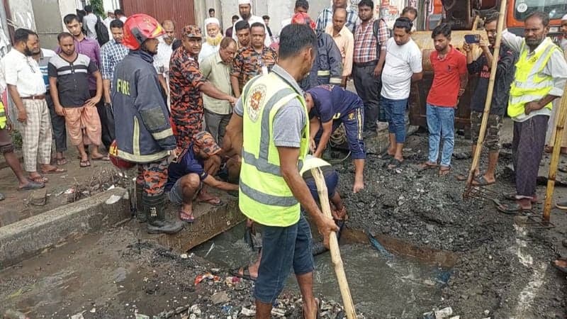 Woman missing after falling into manhole in Gazipur