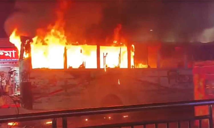 Fire in 2 buses in Mirpur, cocktail explosions in Jatrabari