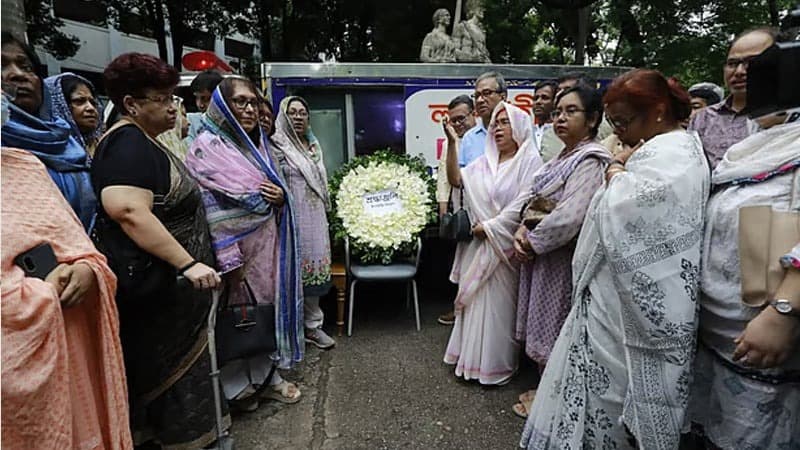 Nation pays tribute to Syed Manzoorul Islam at Central Shaheed Minar