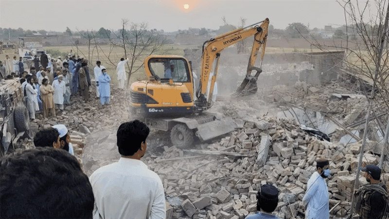 9 killed in blast in northwest Pakistan market, police say