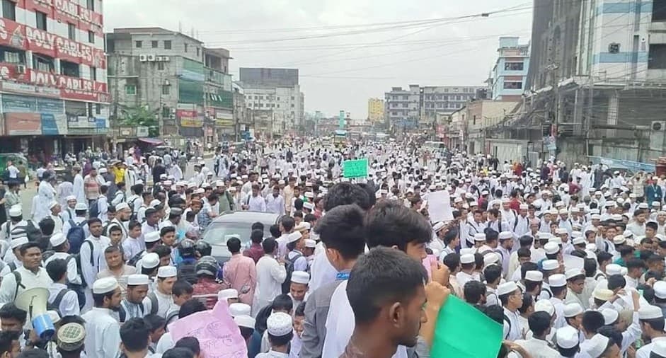 Madrasa students block Dhaka–Mymensingh Highway in Tongi over footbridge demand