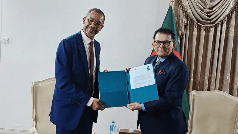 Stephen Rodriques presents credentials to foreign minister
