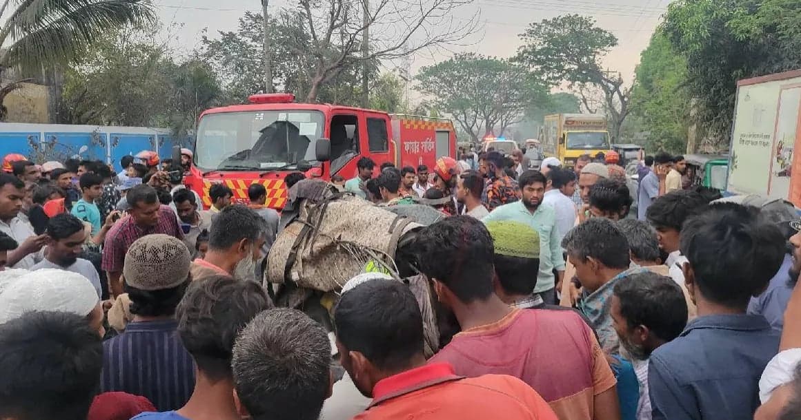 4 killed in bus-auto rickshaw collision in Pabna