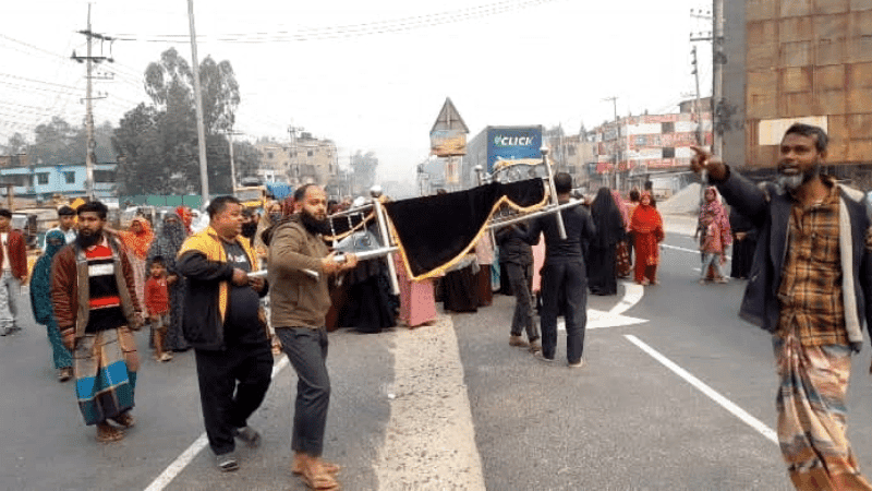 Road blocked in Bogura over body of accident victim