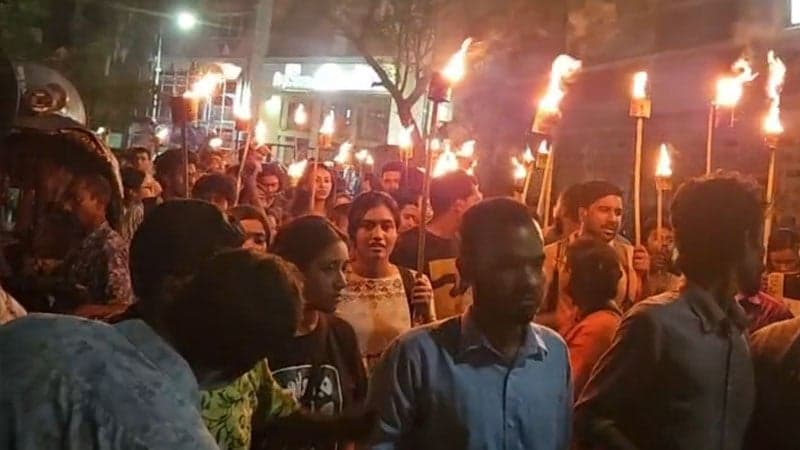 রাবি ও চবিতে শিবিরের হামলার প্রতিবাদে গণতান্ত্রিক ছাত্র জোটের মশাল মিছিল