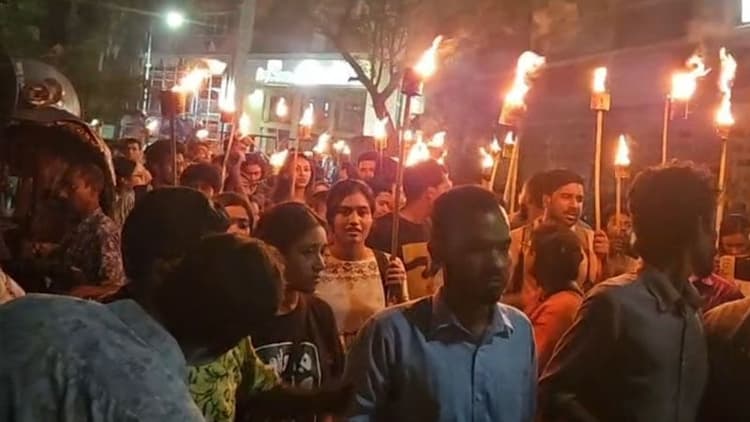 রাবি ও চবিতে শিবিরের হামলার প্রতিবাদে গণতান্ত্রিক ছাত্র জোটের মশাল মিছিল