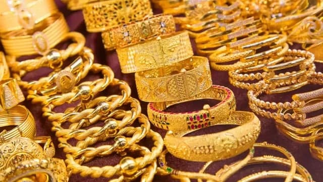 Gold prices hit record high, jump Tk6,299 per bhori