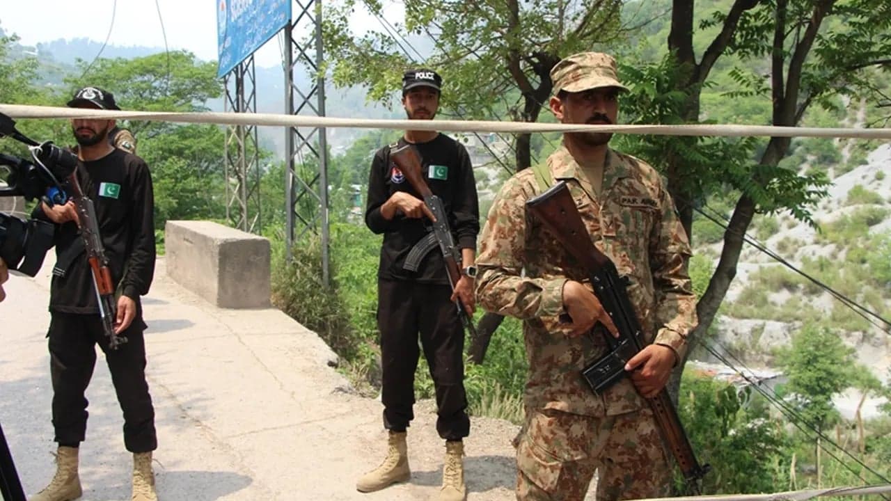 13 soldiers killed in suicide bomberment in Pakistan