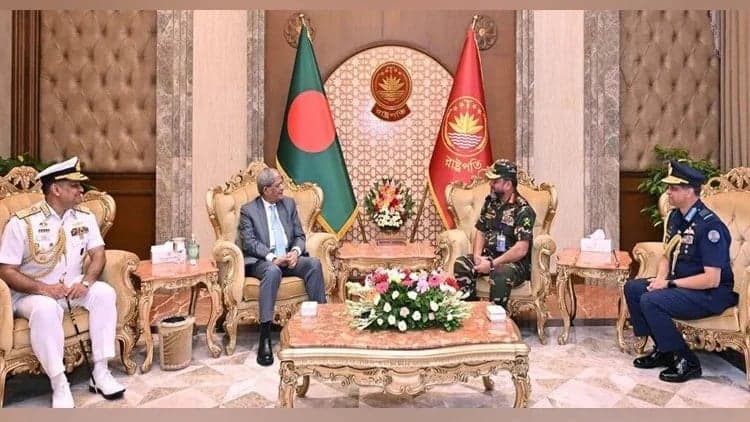 Three service chiefs pay courtesy call on newly elected President