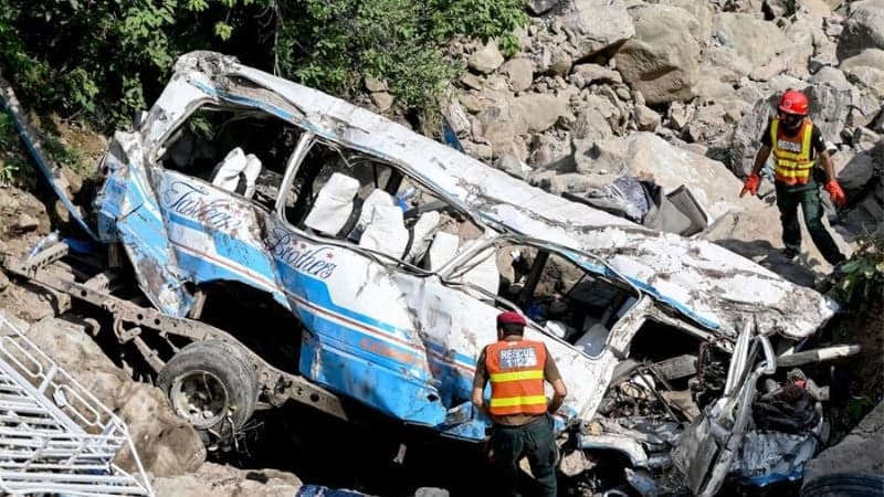 Pakistan wedding bus crash kills at least 14