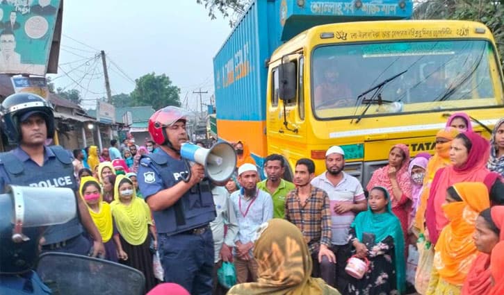 Workers protesting for salary, Eid bonus block road in Gazipur