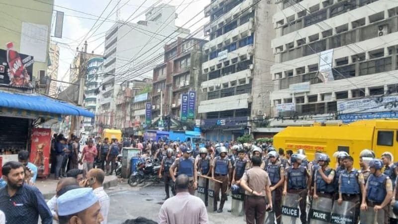 Several injured as protest outside Islami Bank Head Office turns into clash