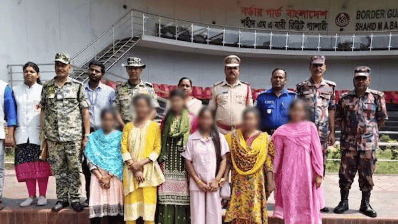 6 women return home via Benapole after imprisonment in India
