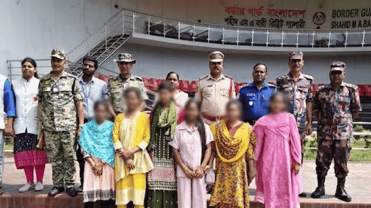 6 women return home via Benapole after imprisonment in India