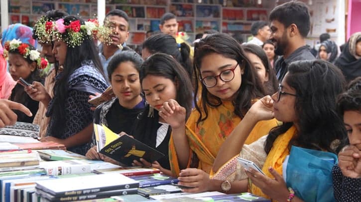 Two reader tides converge, creating crowds at book fair