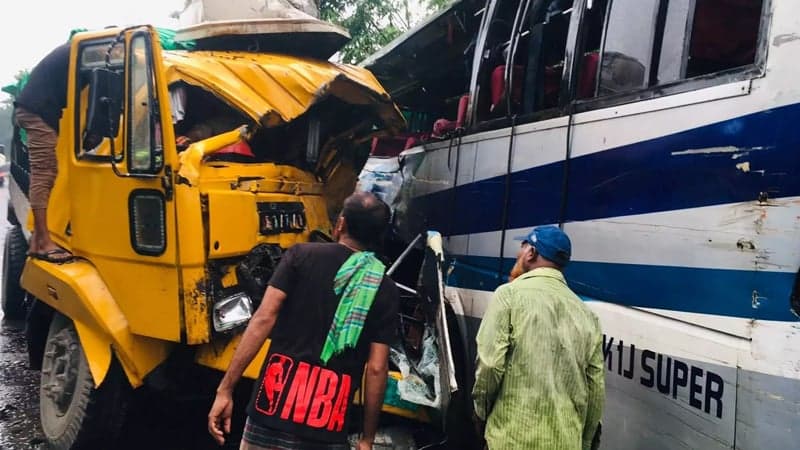 3 killed in bus-truck collision in Pabna