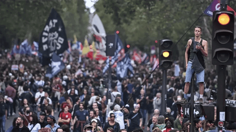 Over 400 detained as France student protests escalate