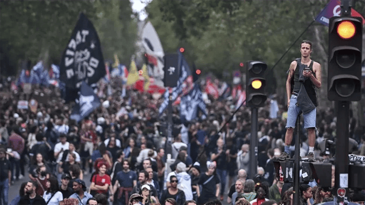 Over 400 detained as France student protests escalate