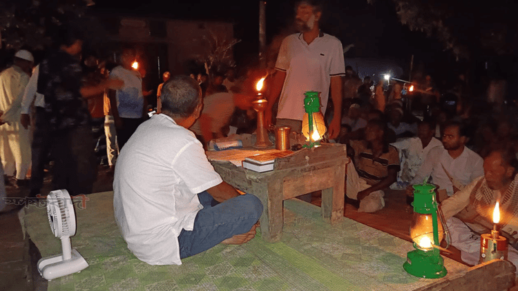 Moonlight, kerosene lamps revive traditional Puthi reading in Pabna