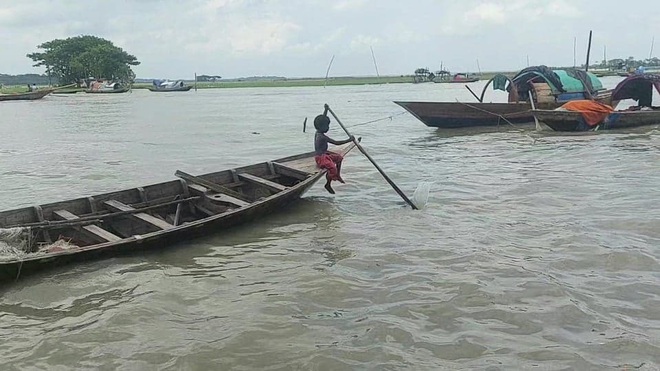 Water of 8 rivers in the south flowing above the danger mark