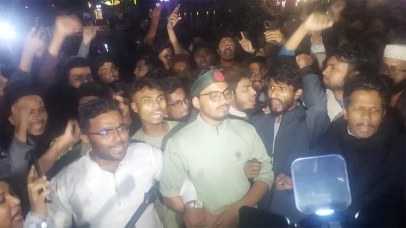 Inqilab Mancha blocks Shahbagh in protest of Hadi's killing